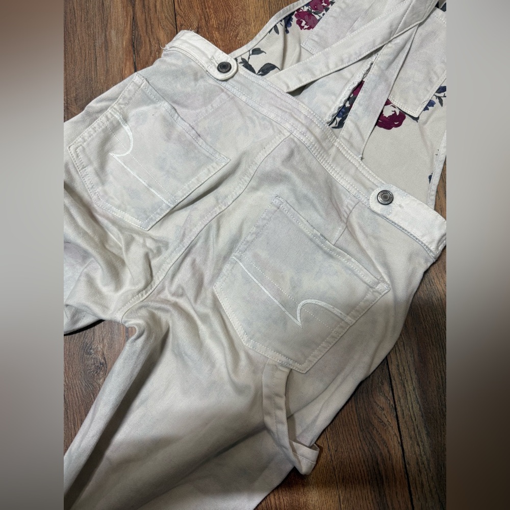 American Eagle, overall size 8-10, white with pink floral interior